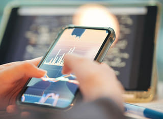 Nhà đầu tư xem xét quy trình chuyển quỹ và rút tiền minh bạch