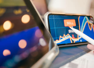 Nhà giao dịch phân tích các lựa chọn Bitcoin Ethereum và ngoại hối trên nhiều thị trường